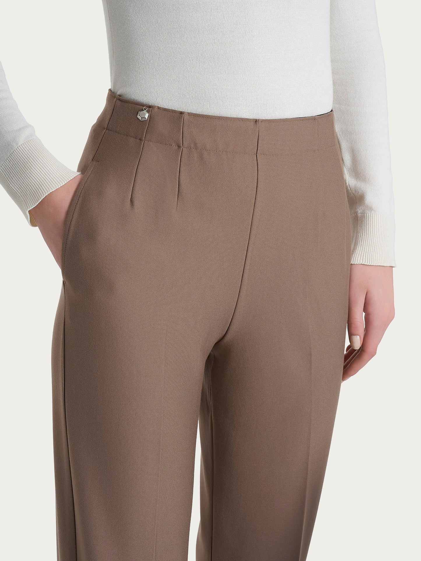 Pantalone a carota con tasche in tessuto Compact DO32PS