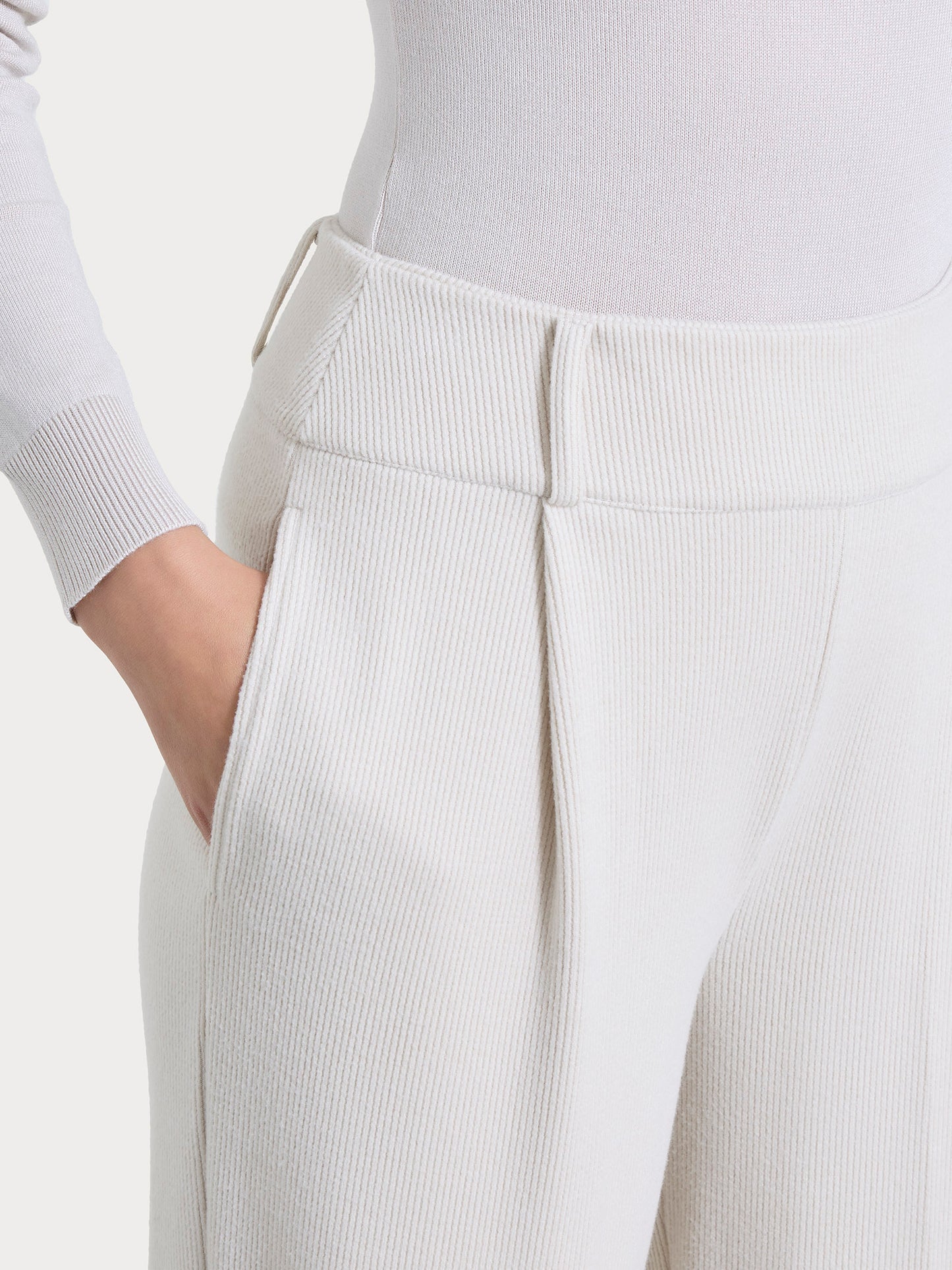 Pantalone a carota con tasche e pinces in Velvet DR23PF