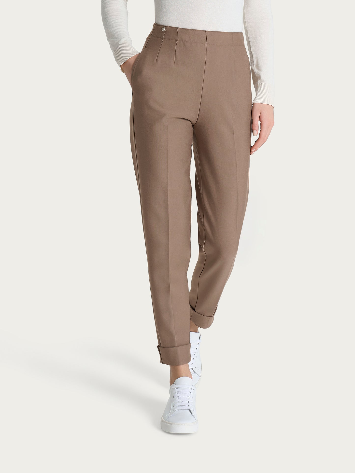 Pantalone a carota con tasche in tessuto Compact DO32PS