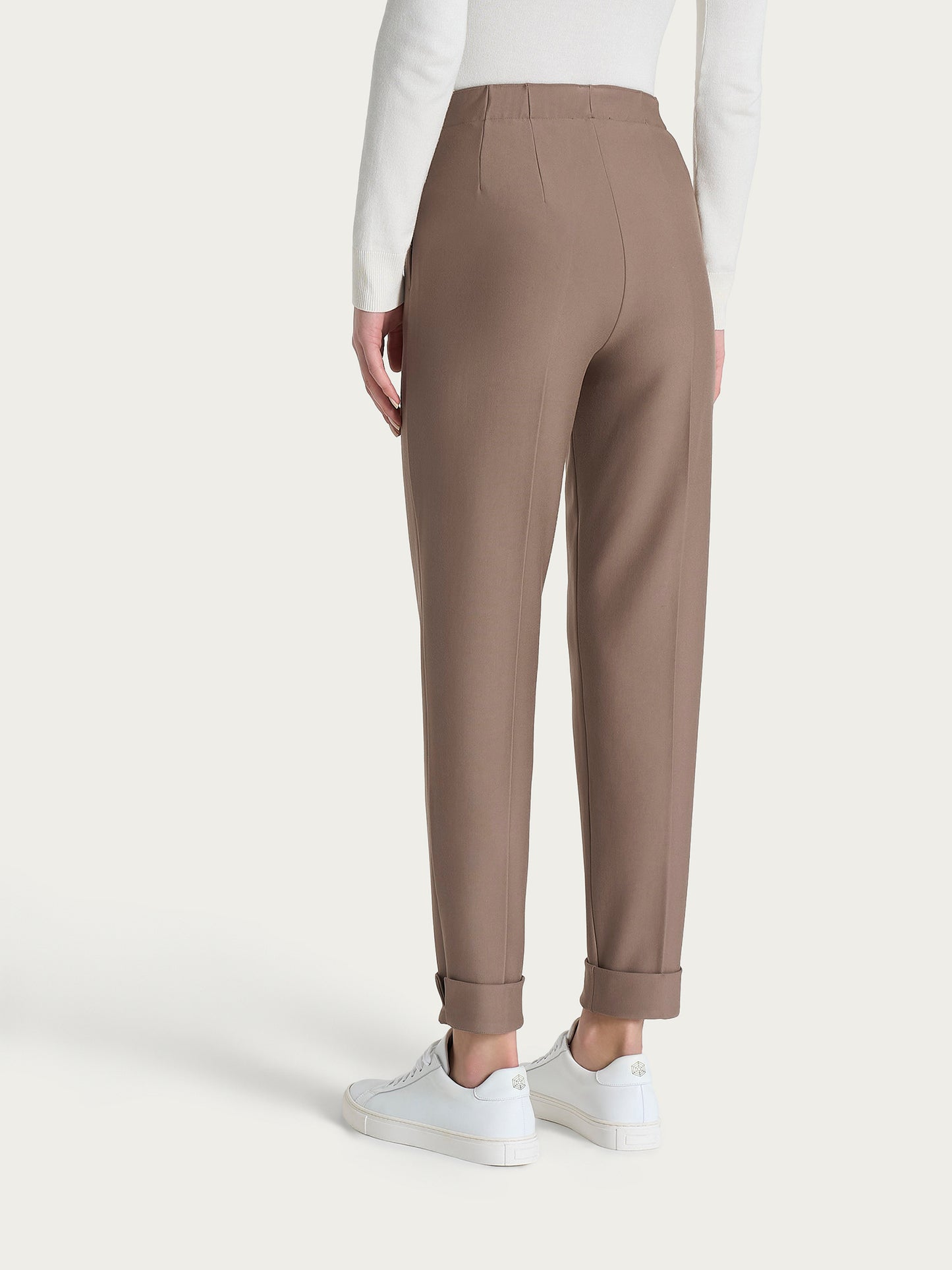 Pantalone a carota con tasche in tessuto Compact DO32PS