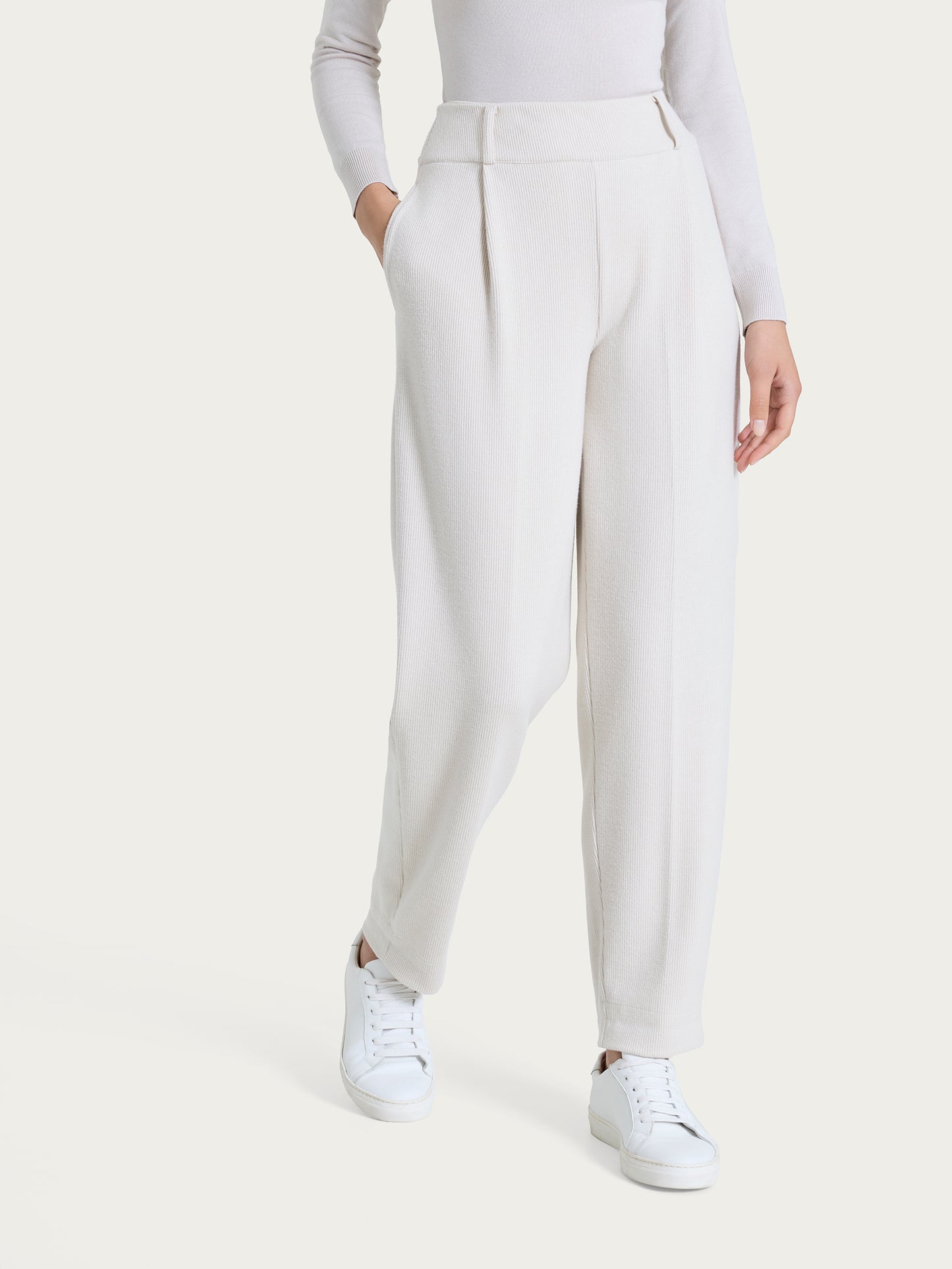 Pantalone a carota con tasche e pinces in Velvet DR23PF