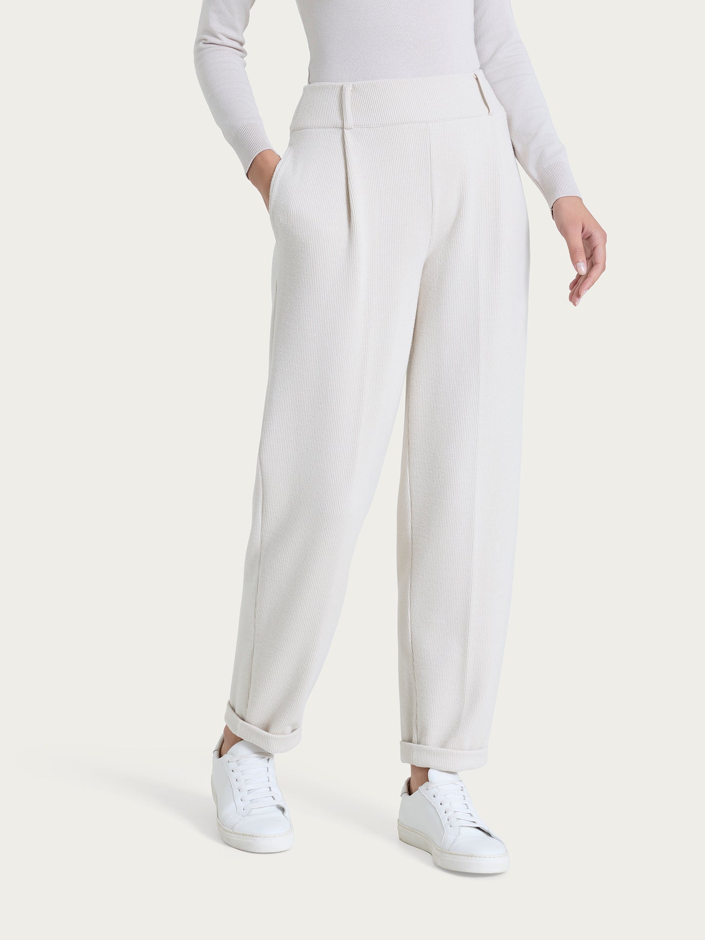 Pantalone a carota con tasche e pinces in Velvet DR23PF