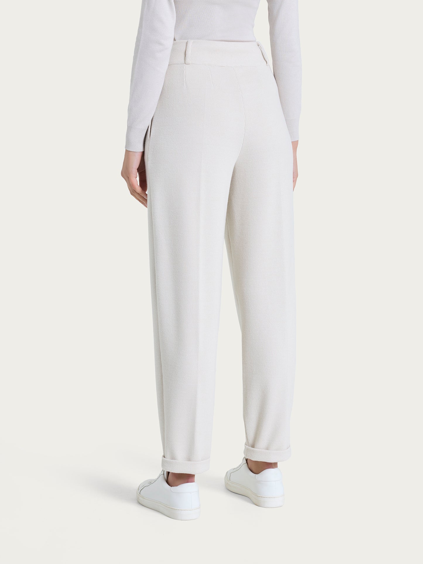 Pantalone a carota con tasche e pinces in Velvet DR23PF