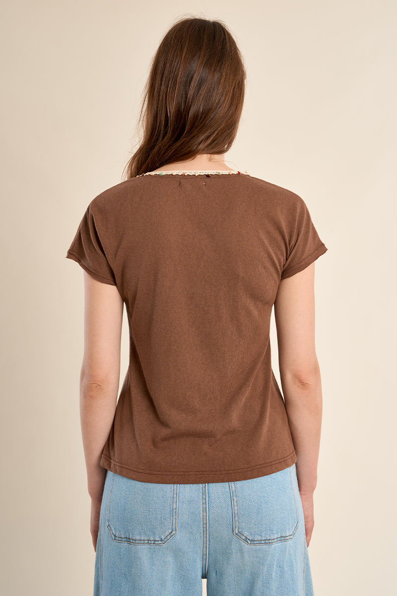 T-shirt con scollo a V, ricamata e con perline LA1270CEP